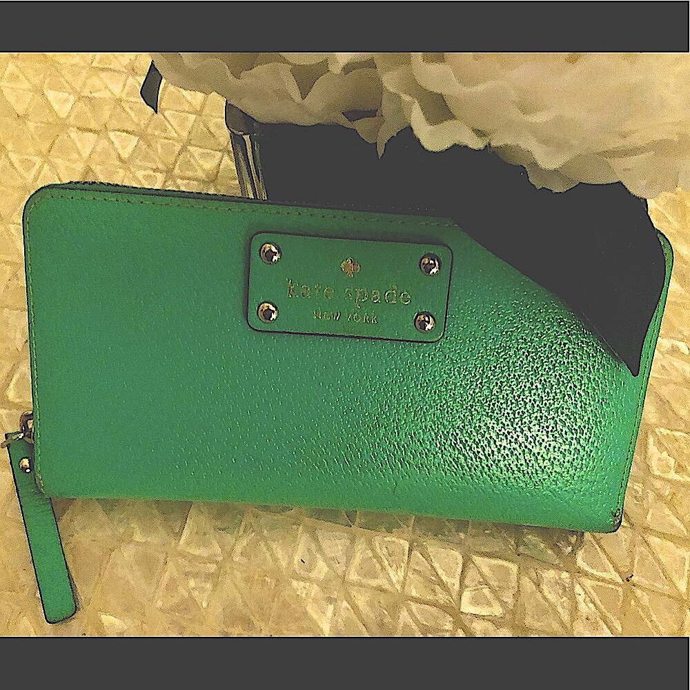 ♠️ Kate ♠️ Spade ♠️ Kelly Green zip Wallet ♠️🍀